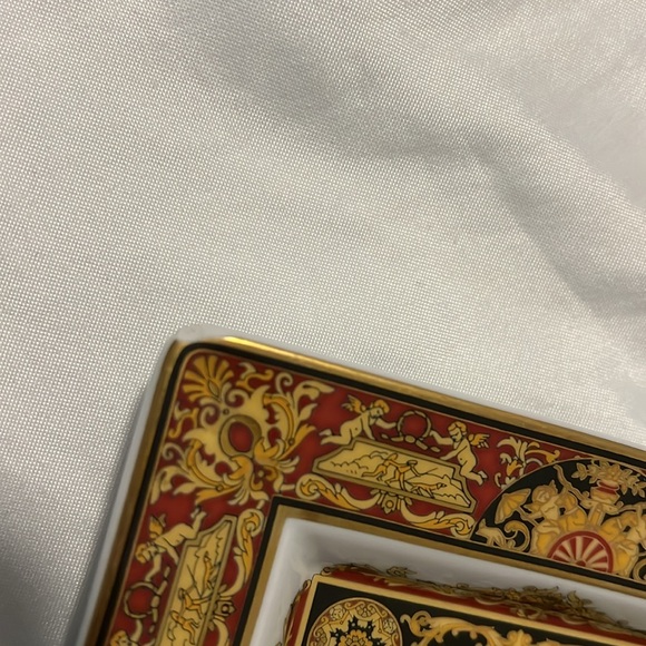 Medusa Pattern by Versace.🚨 - Picture 5 of 6